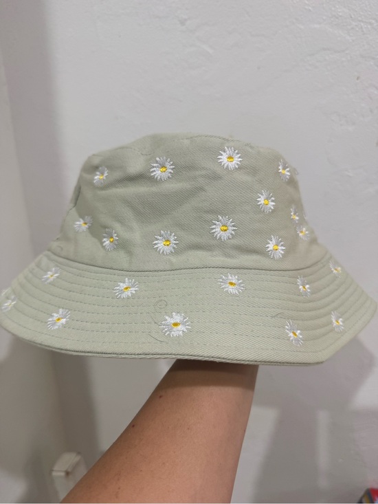 Accessories - Bucket Hat with White Daisy Embroidery in Light Sage